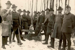 Holzmacher im Staatswald (mit Haumeister Junginger, ca. 1930er)