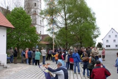 Maibaumstellen 2002 auf Dorfplatz